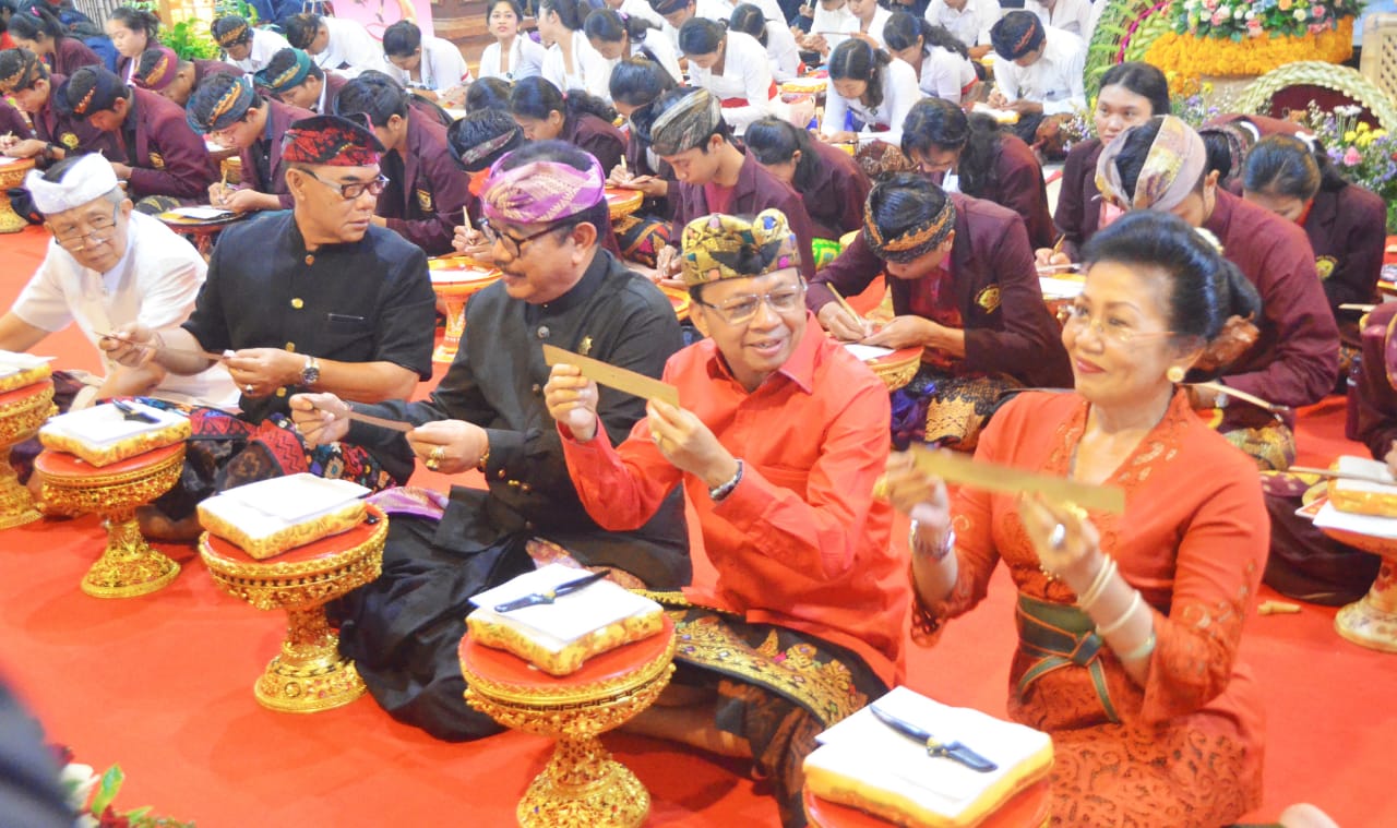 Buka Bulan Bahasa Bali Gubernur Koster Ajak Generasi Muda Buka Bulan Bahasa Bali Gubernur Koster Ajak Generasi Muda