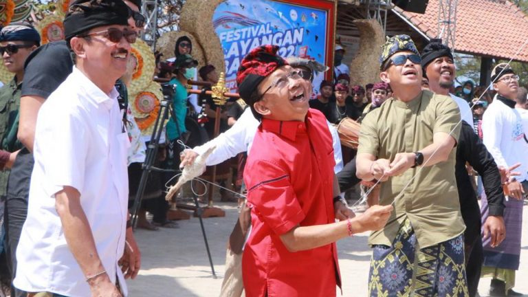 gubernur bali Wayan Koster bermain layangan