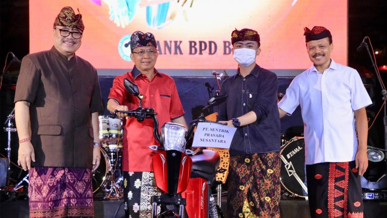 Gubernur Bali Wayan Koster didampingi DPRD Bali dan Sekda Provinsi Bali menyerahkan hadiah pada perayaan Hari Tumpek Krulut